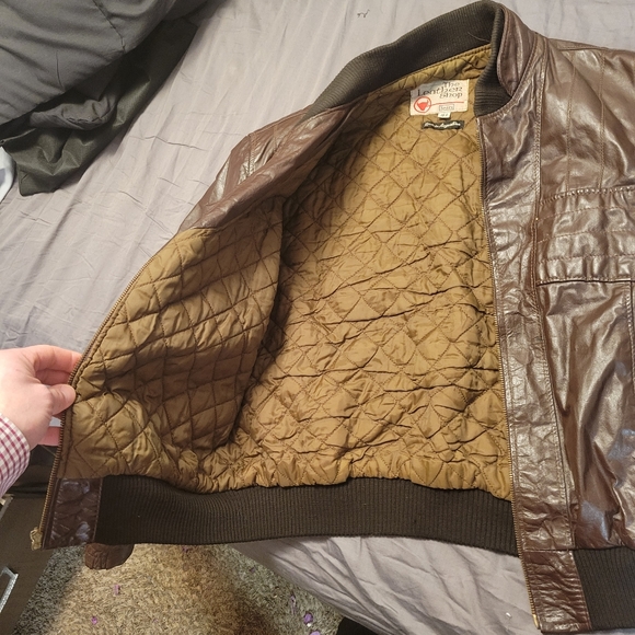 The Leather Shops brown warm and heavy coat. 44 reg brand new not a flaw on it. - Picture 6 of 9